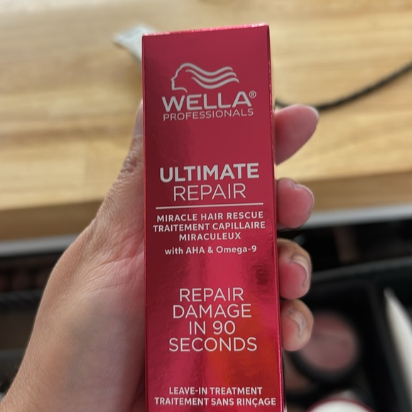 WELLA ULTIMATE REPAIR MIRACLE HAIR RESCUE - Picture 2 of 3
